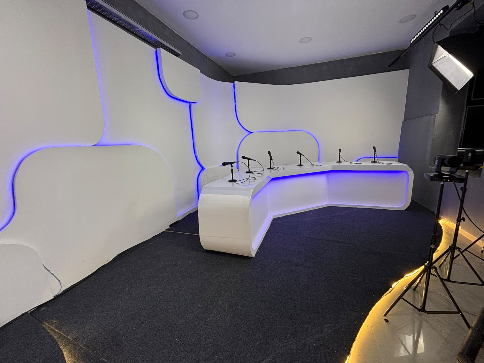 Estudio B — set con iluminación LED azul